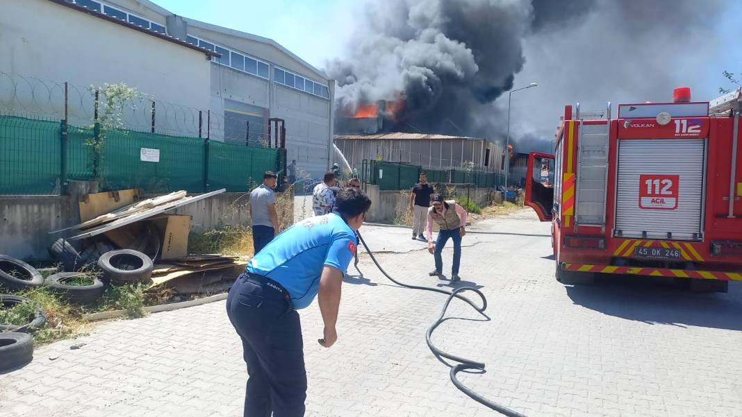 Manisa’da plastik fabrikasında yangın! Gökyüzünü kara dumanlar kapladı 26